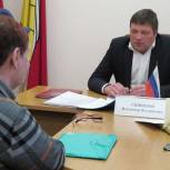 Депутат облдумы поможет отремонтировать квартиру нуждающейся семье  