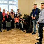 Лобненский депутат-единоросс подарил досуговому центру пианино