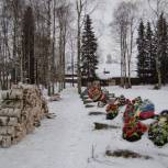 В Усть-Цильме продолжается благоустройство Братской могилы