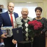 Партийцы вручили подарки в честь 90-летия жителю Поныровского района