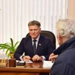 В партийной приемной помогут пенсионеру восстановить документы