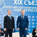 Медведев вручил членские билеты «Единой России» ряду губернаторов и бизнесменов