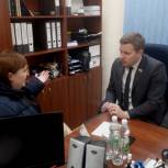Депутат окажет помощь библиотеке в обустройстве помещения