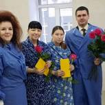 Партийцы Белоярского района посетили молодых мам в роддоме
