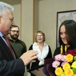 В День рождения Партии наградили юную жительницу Камчатки, спасшую из огня четверых детей