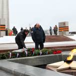 В Самаре на площади Славы состоялось торжественное возложение цветов к Вечному огню и горельефу «Скорбящей Матери-Родине»