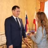 Школьники Саратова получили паспорта и подарки в День Конституции
