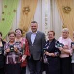 Сергей Панов вручил учителям и работникам детских садов награды за труд