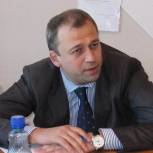 Михаил Дралин подарил сельской школе оргтехнику