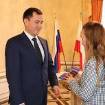 Школьники Саратова получили паспорта и подарки в День Конституции