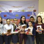 В День Конституции партийцы Пермского края вручили школьникам паспорта