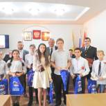 В День Конституции России юным новоалександровцам торжественно вручили паспорта