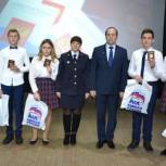 Липецкие партийцы в День Конституции вручили школьникам паспорта