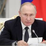 Путин: С каждым годом Конституция воспринимается все более цельным документом