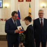 В Пензе в День Конституции партийцы вручили паспорта школьникам