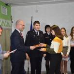  В День Конституции юным урайцам единороссы вручили паспорта