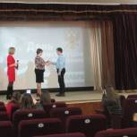 Мещовские партийцы вручили школьникам главный документ