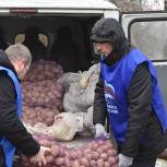 Новгородские партийцы передали продукты пострадавшим от подтоплений в Валдайском районе