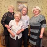 Партийцы Сызрани  поздравили  с 80-летием ветерана труда и профсоюзного деятеля Юрия Отряскина