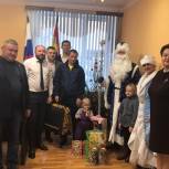 В Октябрьском районе организовали новогодний праздник для семьи с маленькими детьми