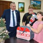 Депутат Радужного поздравил семью с новым годом