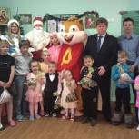 Для  маленьких пациентов Борисоглебской ЦРБ местные партийцы организовали новогодний праздник 