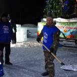 Качканарские партийцы помогли подготовить снежный городок