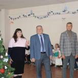 Краевые депутаты поздравили пятигорских школьников  и ветеранов с наступающими праздниками 