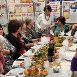 Кизлярские партийцы поздравили посетителей центра досуга граждан пожилого возраста