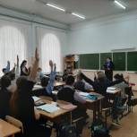 Уссурийские партийцы вручили талантливым пятиклассникам из школы №4 сладкие призы