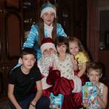 Активисты МГЕР провели акцию «Я – тайный Дедушка Мороз»