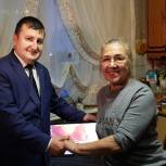 Ситников в ходе акции «Ёлка желаний» подарил ветерану Ямала ноутбук