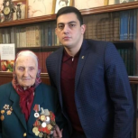 Джамалудин Кудаев поздравил ветерана ВОВ Нину Сахнину с наступающим Новым годом