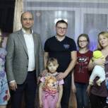 Алексей Мурыгин поздравил с Новым годом многодетную семью