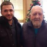 Дзержинские активисты навестили ветеранов и поздравили их с Новым годом