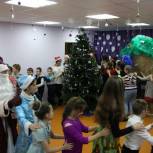 Единороссы поздравили детей с Новогодними праздниками