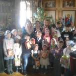 Детям из деревни Шуклинка вручили рождественские подарки от партийцев