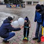 Единороссы, молодогвардейцы и партсторонники подарили луховичанам елочные игрушки и воздушные шары
