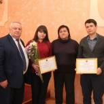 В Хлевенском районе единоросс вручил сертификаты на земельные участки двум молодым врачам