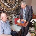Партийцы из Новой Ляли поздравили ветерана с Новым годом
