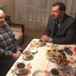 Единороссы поздравили старейшего члена Партии с юбилеем