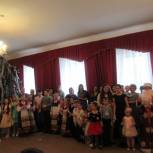 Члены партии «Единая Россия» организовали для воспитанников и гостей утренник в мещовском центре «Воспитание»