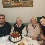 Единороссы Кизляра поздравили ветерана ВОВ с 95-летием