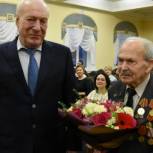 В Липецкой области партиец передал ветерану Орден Красной Звезды
