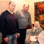 Хлевенские единороссы поздравили местную жительницу с вековым юбилеем