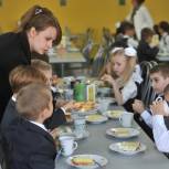 Российские школьники начнут получать бесплатное горячее питание с 1 сентября