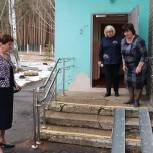 Партийцы городского округа Озёры проверили доступность входа в социально-реабилитационном центре
