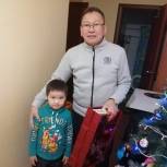 Ямальские партийцы радуют подарками маленьких северян