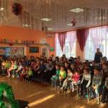 Курские партийцы и молодогвардейцы организовали представление для ребят из социального приюта
