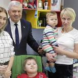 Мякуш передал инвалидную коляску мальчику с ОВЗ из Челябинска